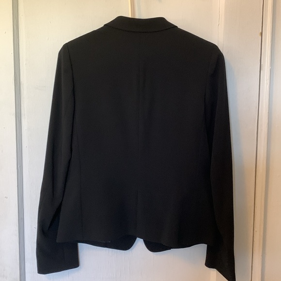 Uniqlo brand new women’s blazer, 3 pockets, 2 golden buttons - Picture 2 of 3